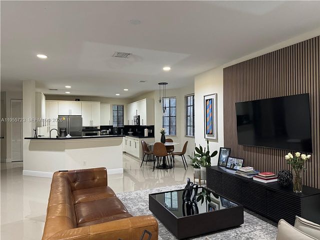 1st image of 1547 Passion Vine Cir #1547