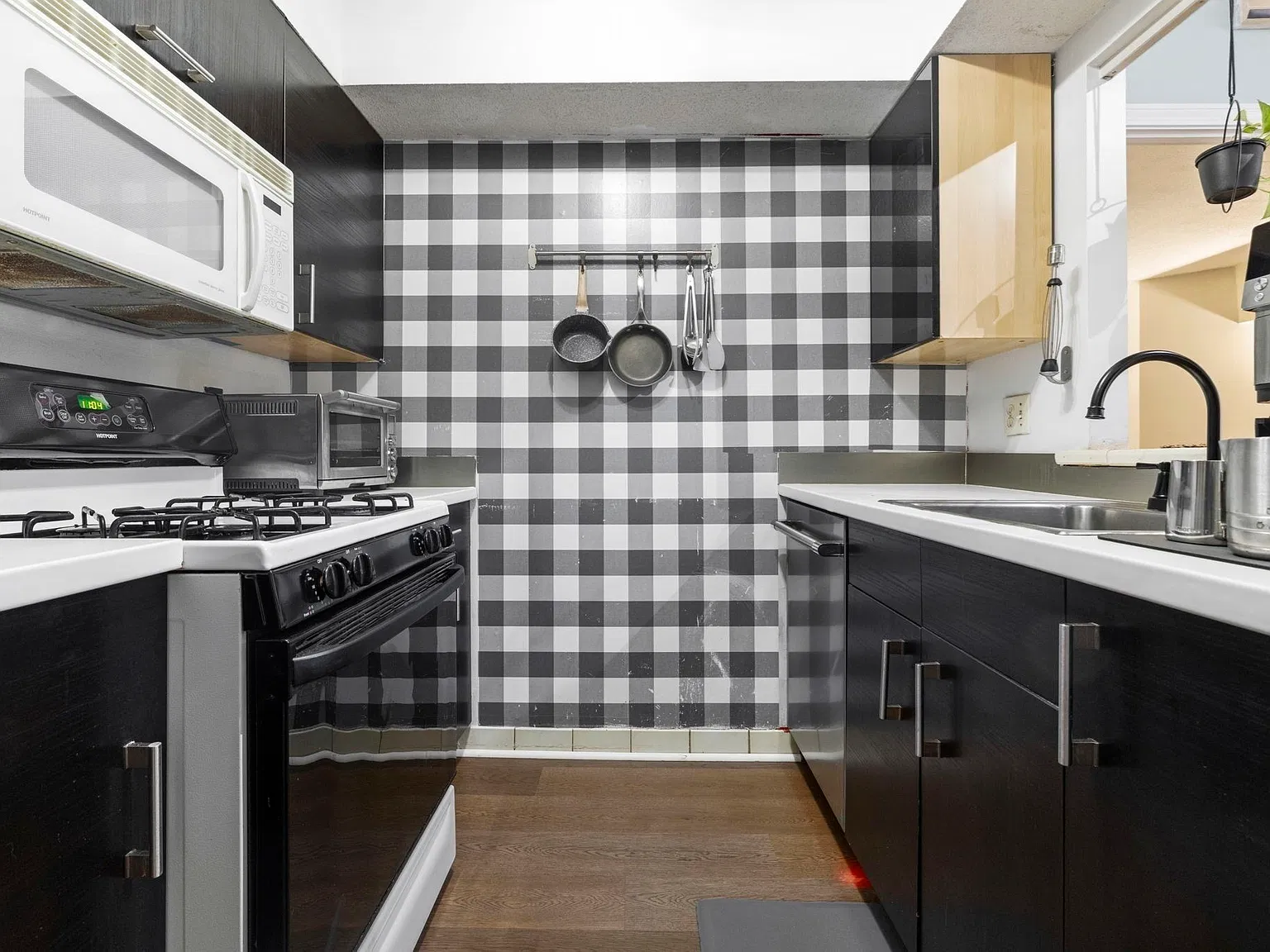 2 bed, 2.0 bath, 997 sqft, $2,950 — Photo 2