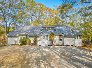 101 Blueridge Ln, Hawley, PA 18428