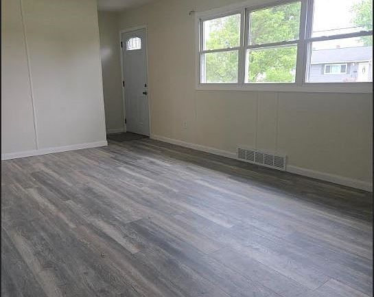 3rd image of 15524 Fayette Blvd