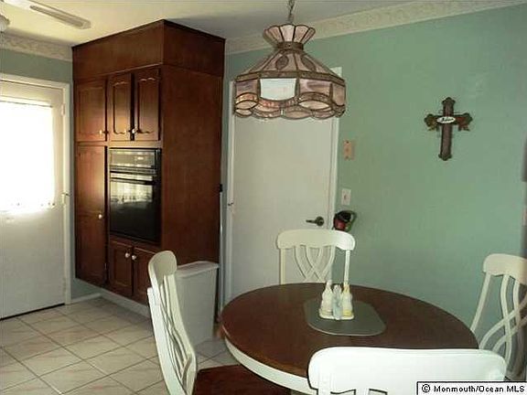 5th image of 465 Thornbury Court #A