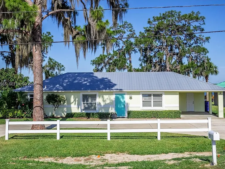 924 Lake Dr E — Photo 2
