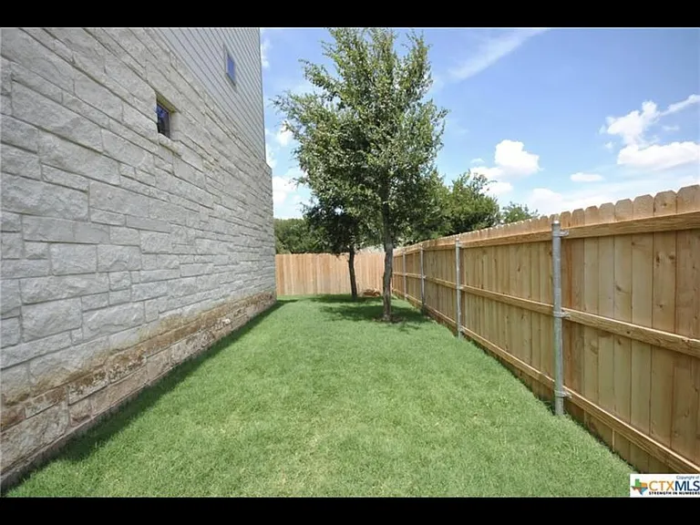 221 Birch Oak Ln — Photo 43