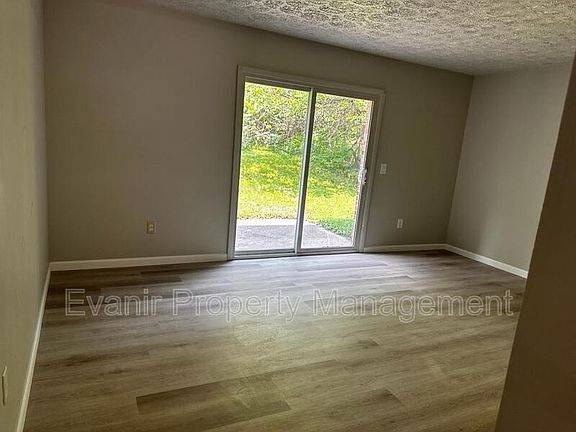2nd image of 3057 Idylwilde Blvd APT 1C