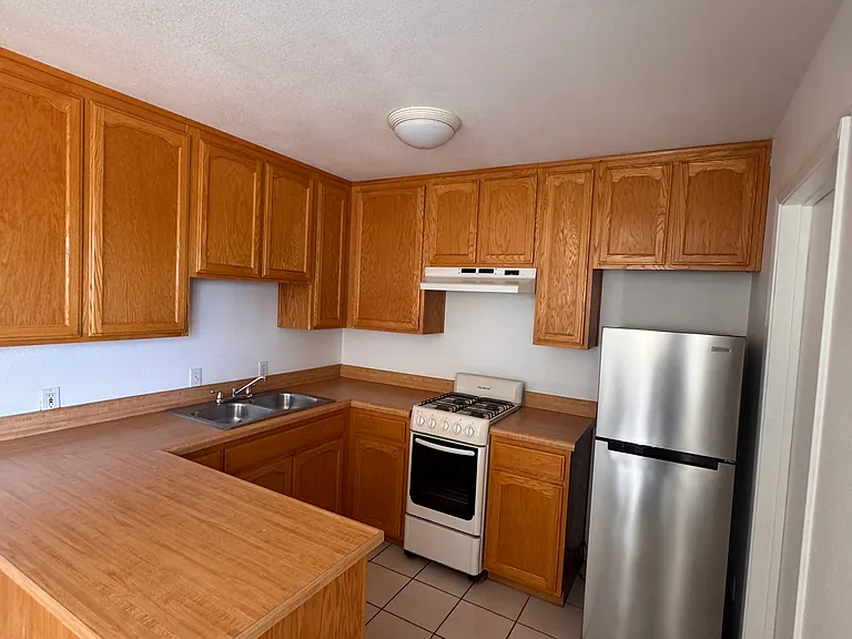 1117 La Presa Ave — Photo 4