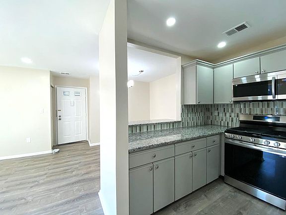 5th image of 11 Quince Ct
