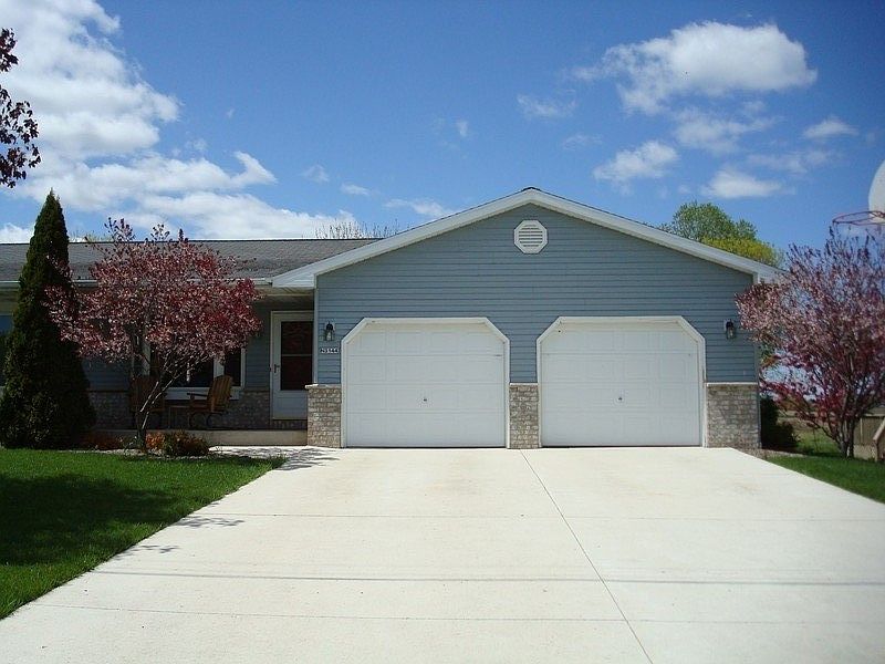 Flowering crab trees bloom in spring
						:
						Perfect for relaxed country living.