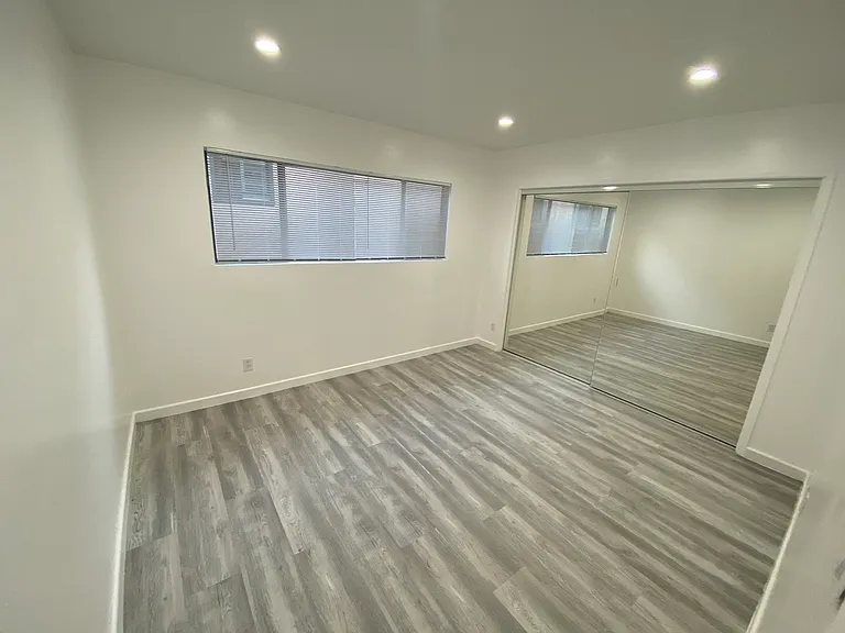 1329 S Saltair Ave #4 — Photo 11