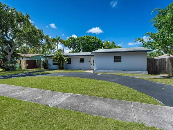 811 Evergreen Dr, Lake Park, FL 33403