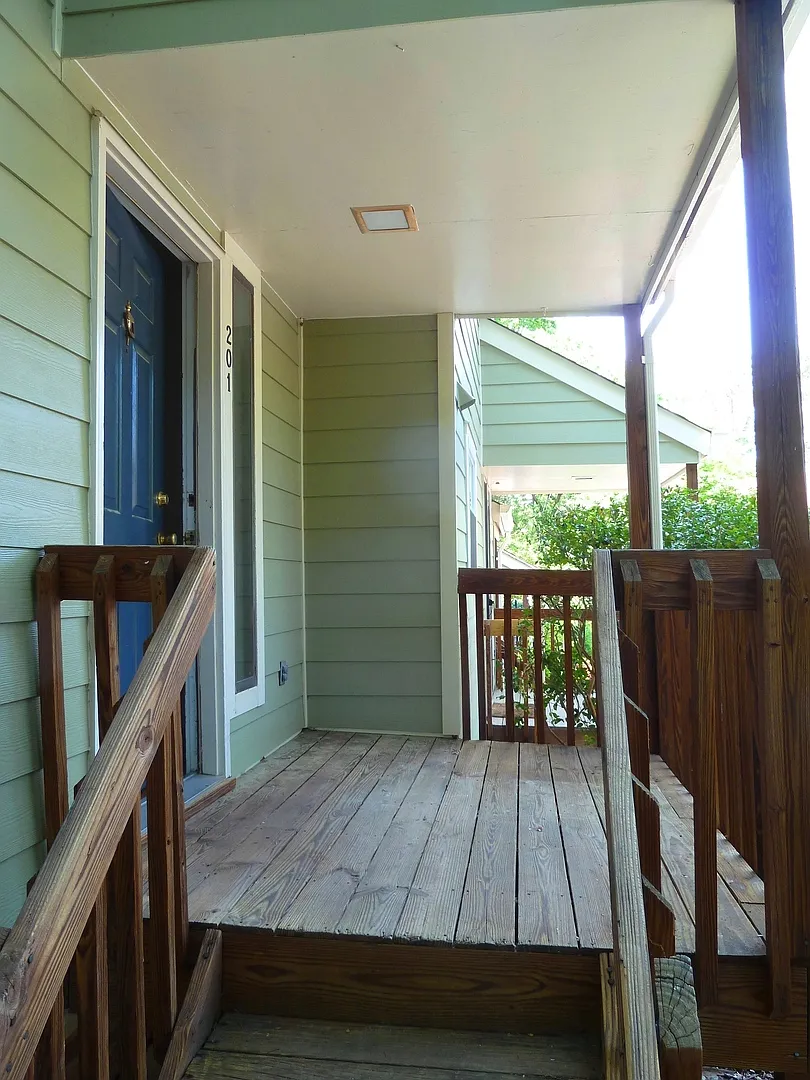 Building Photo - 201A Cedarwood Ln
