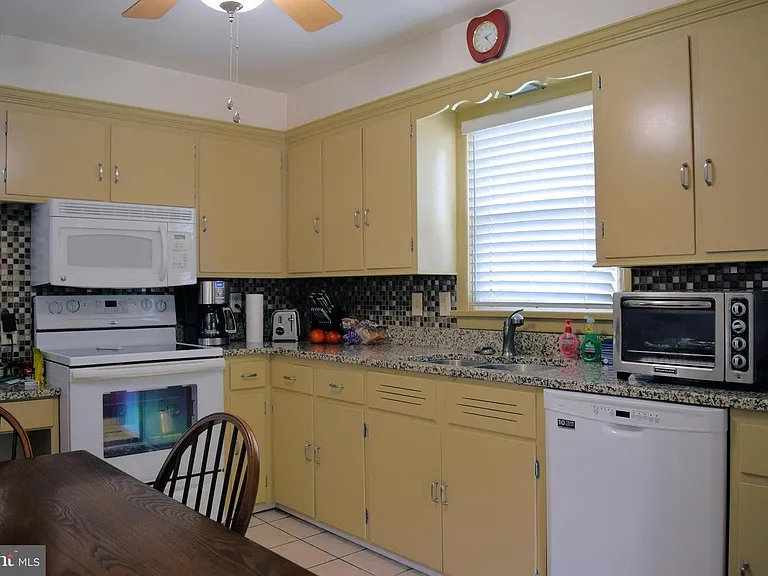 847 E Maple St — Photo 14