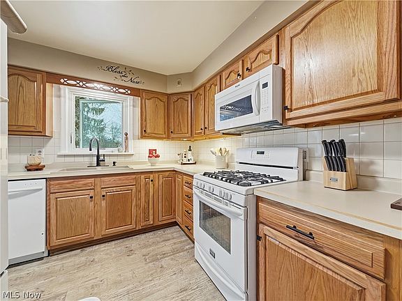 4th image of 4656 Pinegrove Ave