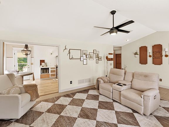 4th image of 77 Grandway Ct