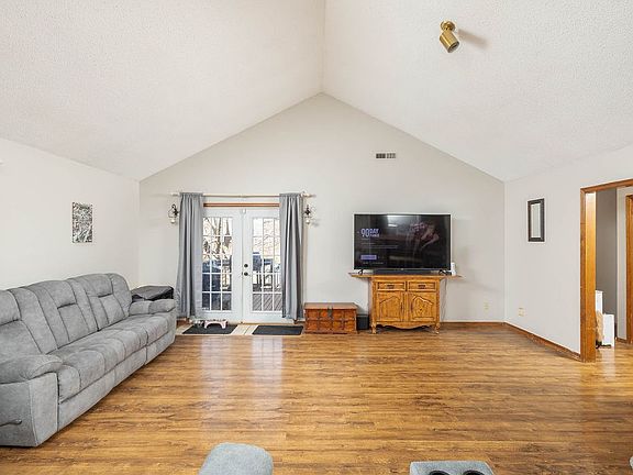 3rd image of 1432 E Amber Dr