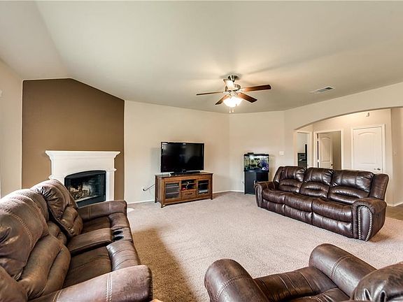 4th image of 129 Lacy Oak Ln