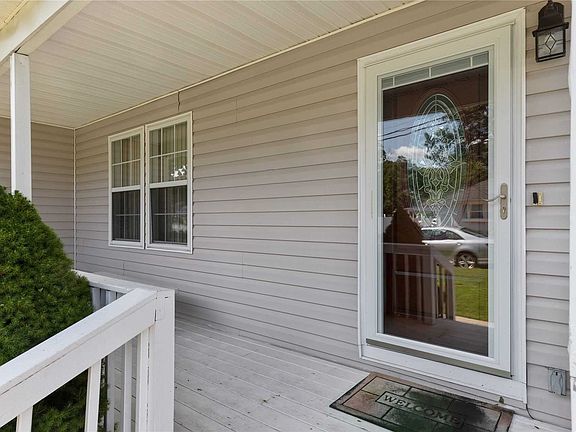 4th image of 10 Spruce Pl