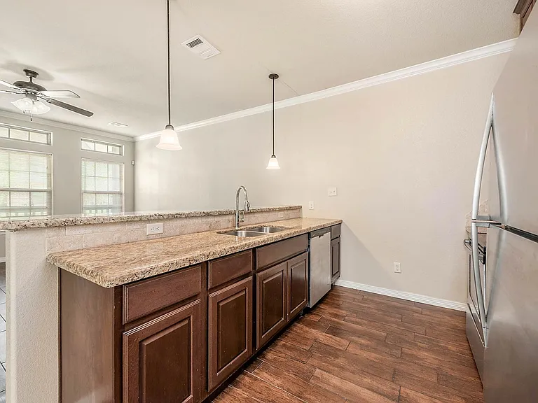 304 Live Oak St — Photo 11