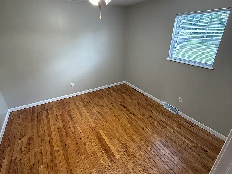 704 W Maple St — Photo 7