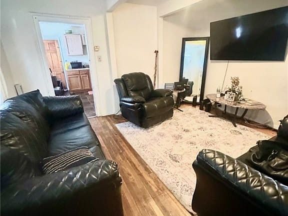3rd image of 136 Lakeview Ave APT 2