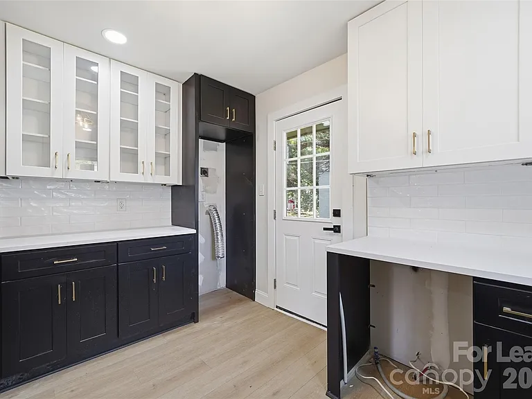 1320 Anderson St — Photo 5