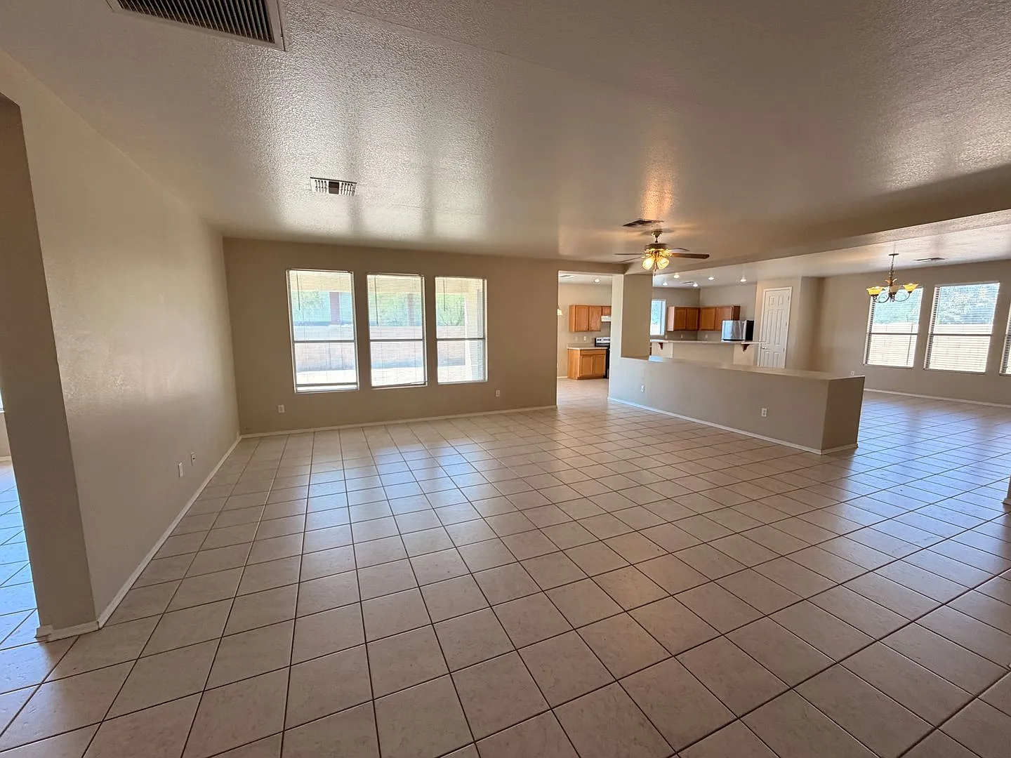 Spacious 3 Bedroom Single Story Peoria With A 3 Car Garage — Photo 3