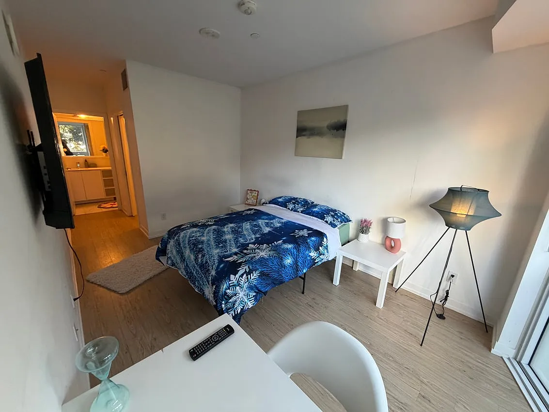 Master Room - Church St & Wood St — Photo 3