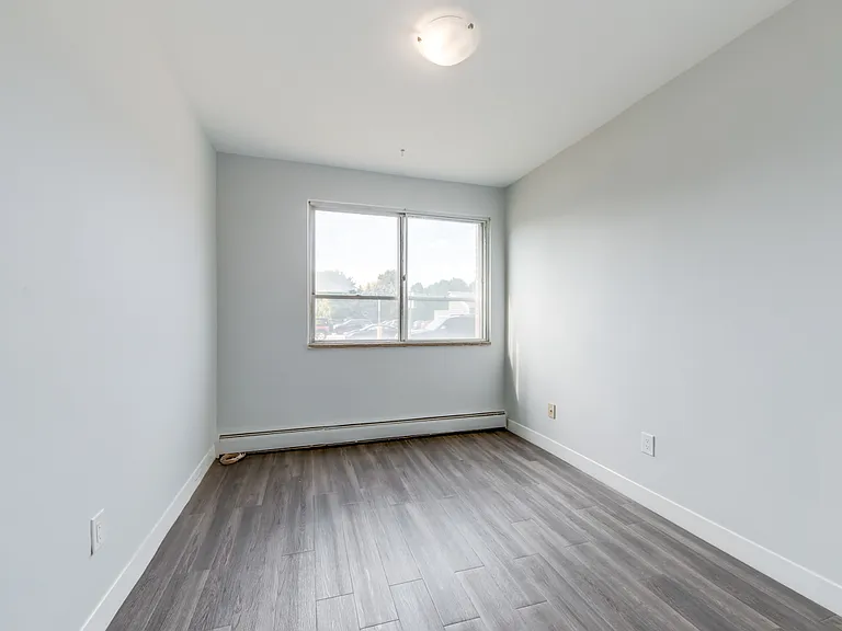 640 Guelph Line — Photo 15