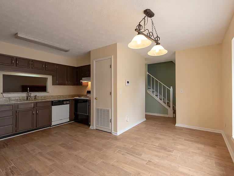 1128 Chinook St — Photo 5