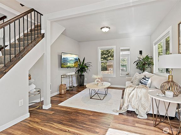 2nd image of 2421 8th Avenue SE