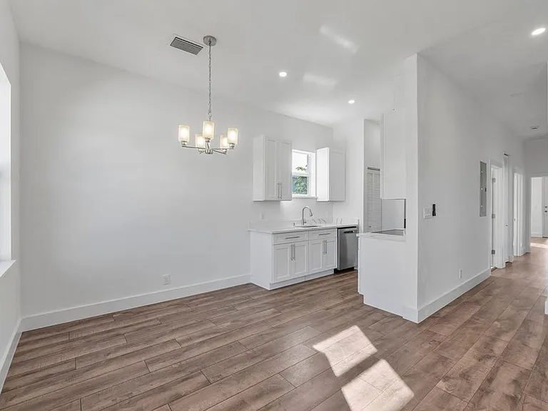 1573 W 16th St — Photo 3