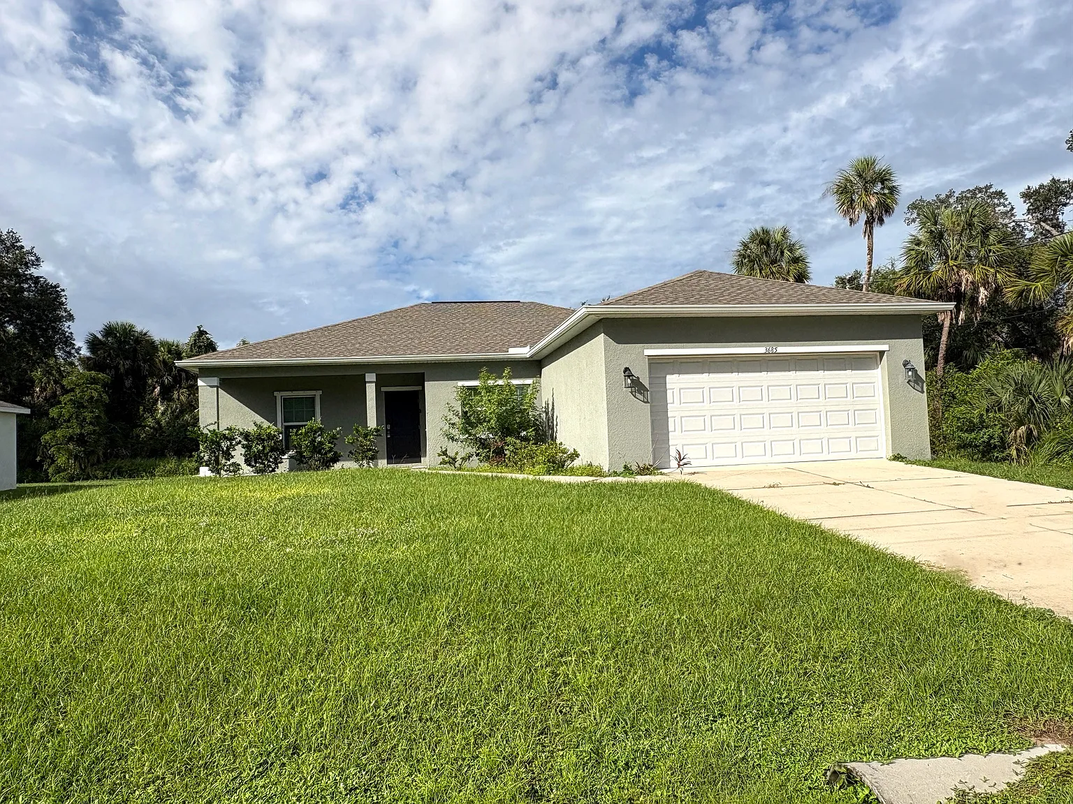 3 bed, 1557 sqft, $1,975 — Photo 1