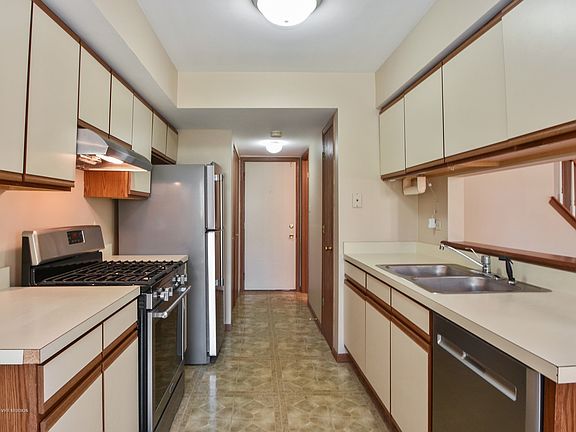 4th image of 17038 Circle Dr W #1703