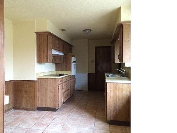 3rd image of 15 Amity Ln