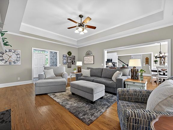 2nd image of 209 Winding Oak Way