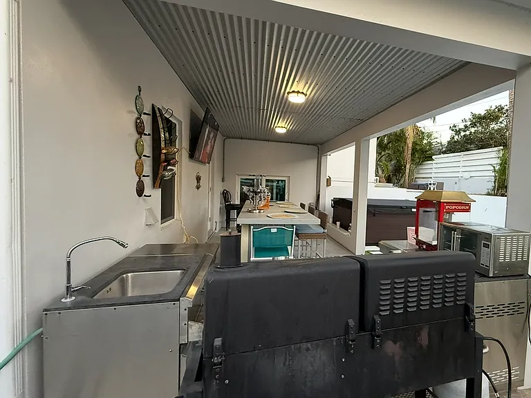 Outdoor Entertaining
Hot Tub, BBQ, Bar, TV and Kitchenette