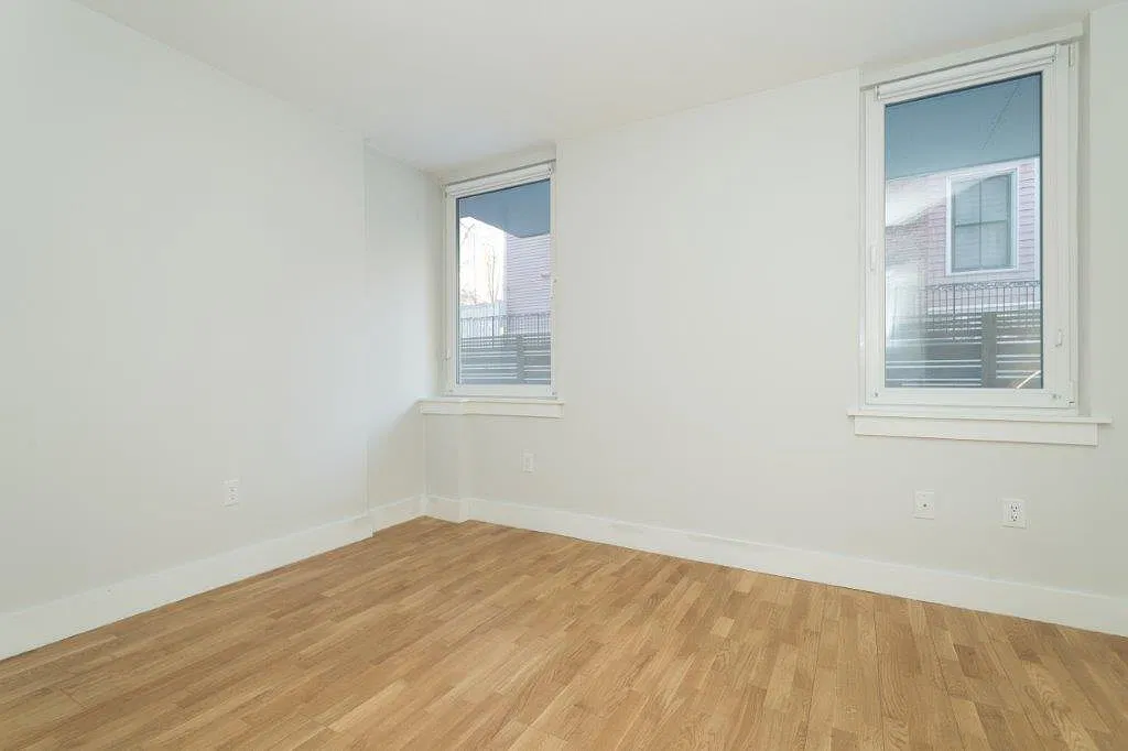 3 bed, 844 sqft, $4,600 — Photo 2