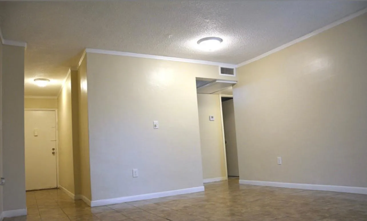 2 bed, 900 sqft, $2,400 — Photo 4