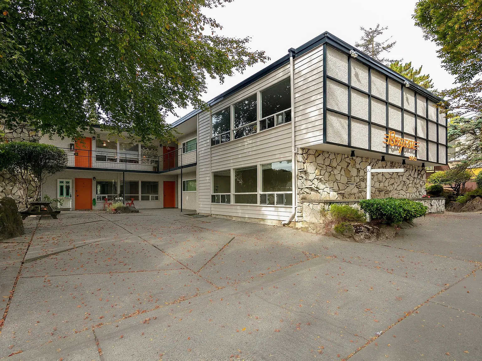 Rogene Apartments — Photo 1