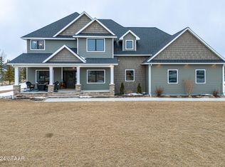 6200 Driftwood Dr, Grand Forks, ND 58201