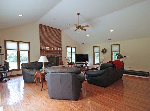 5th image of 1002 Lincoln Ln