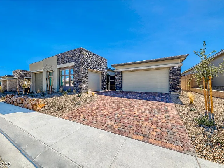 968 Woodburn Ln — Photo 2