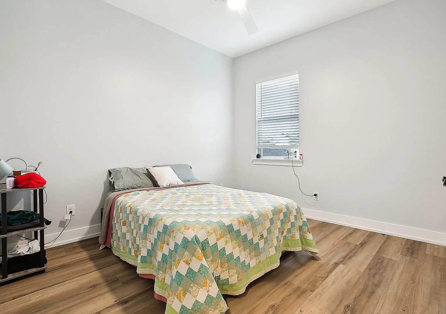 Cozy 2 Bedroom, 1 Bath Apartment — Photo 4
