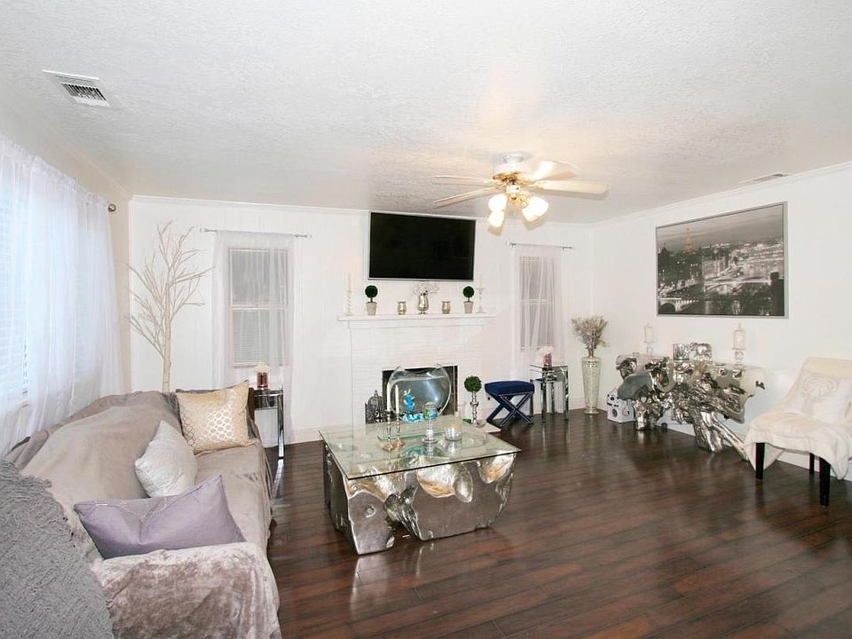 Big Family Room with Fireplace