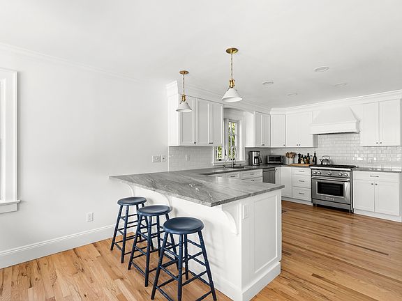 5th image of 215 Essex St