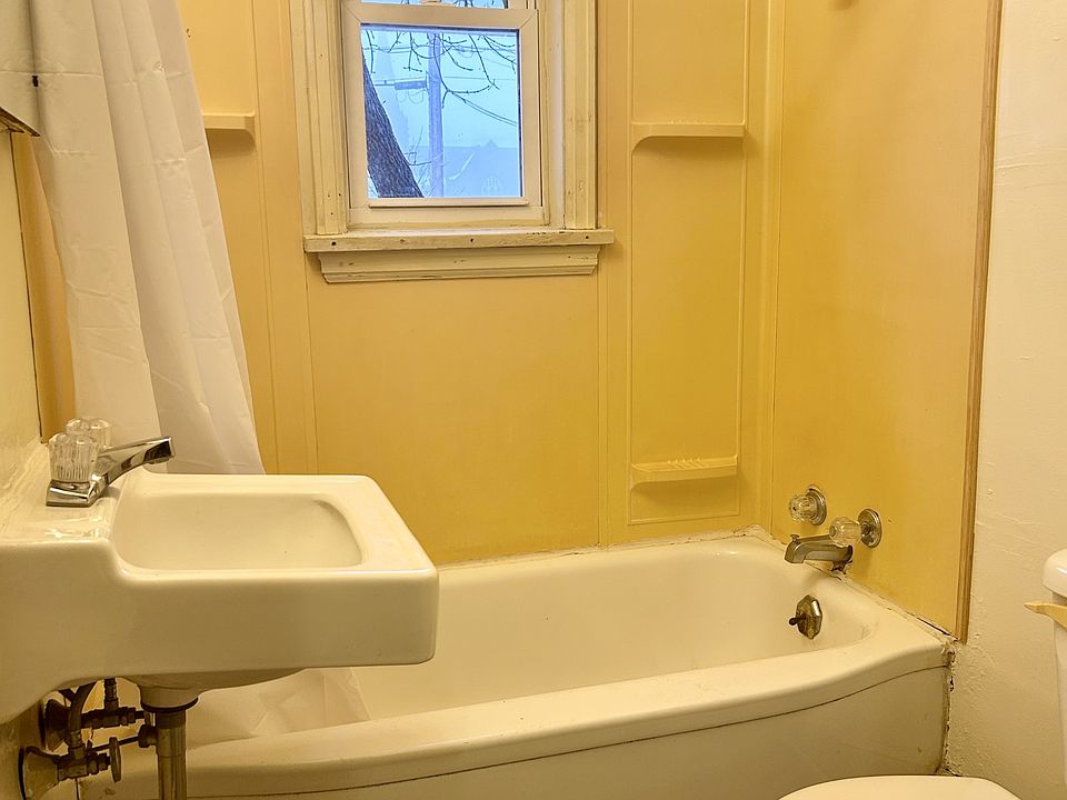 2nd image of 2144 2nd Ave W #2