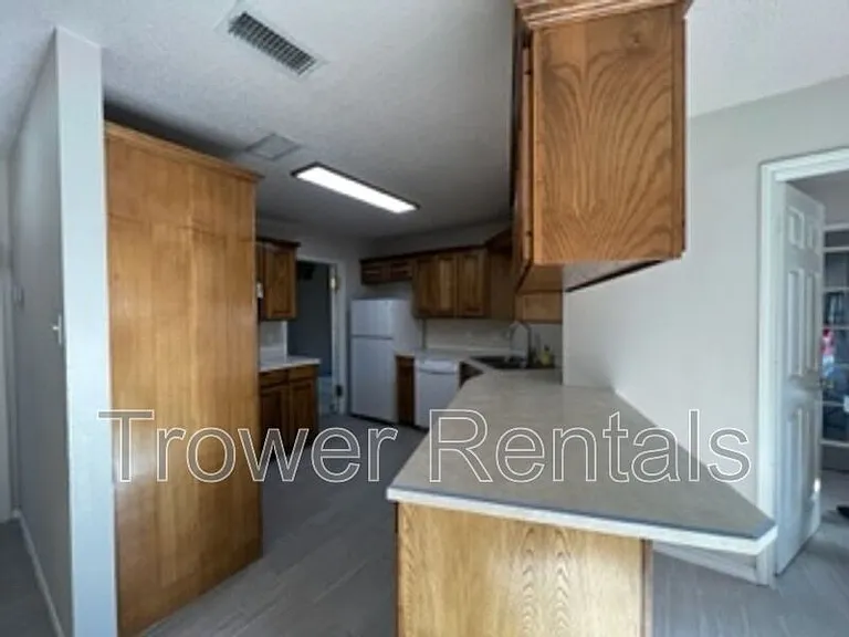 3913 Lyndale Dr — Photo 8