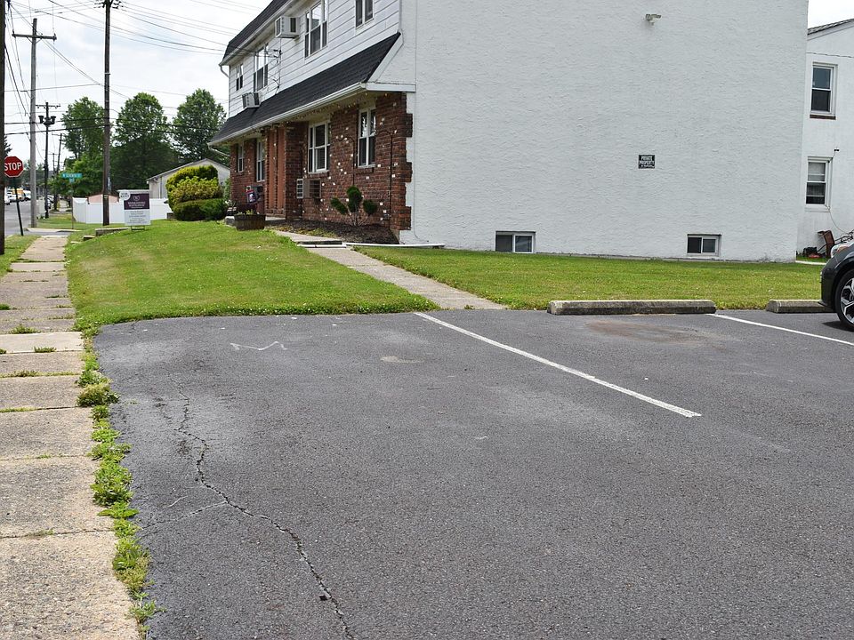 2nd image of 702 Kenilworth Ave APT M