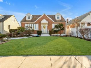 282 Dogwood Rd, Valley Stream, NY 11580