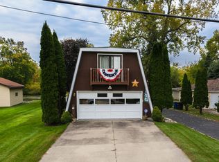 622 E River Dr, Omro, WI 54963