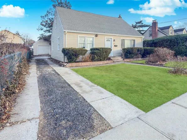 6 Third Place, Roosevelt, NY 11575